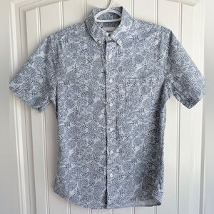Men’s Goodfellow & Co 
Blue Leaf Print Button Down Shirt
Size: Small